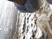 沿海某学院学生妹和男友海滩激情野战 脱掉内裤翘美臀后入直接无套插入爆操 国语对白 跪舔口爆 高清1080P版