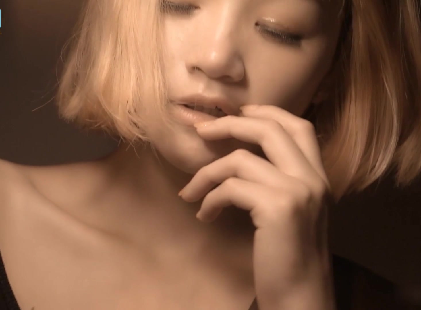 【魔都之夜】极品嫩模悦儿妖精上海外滩大胆露出唯美篇 拍着拍着保安过来了赶紧撤 高清私拍37P 高清1080P版