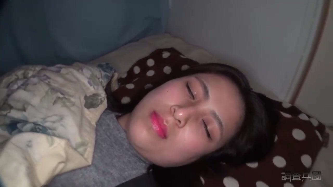 迷J系列丰满大奶女陪客户吃饭被套路中出2V1