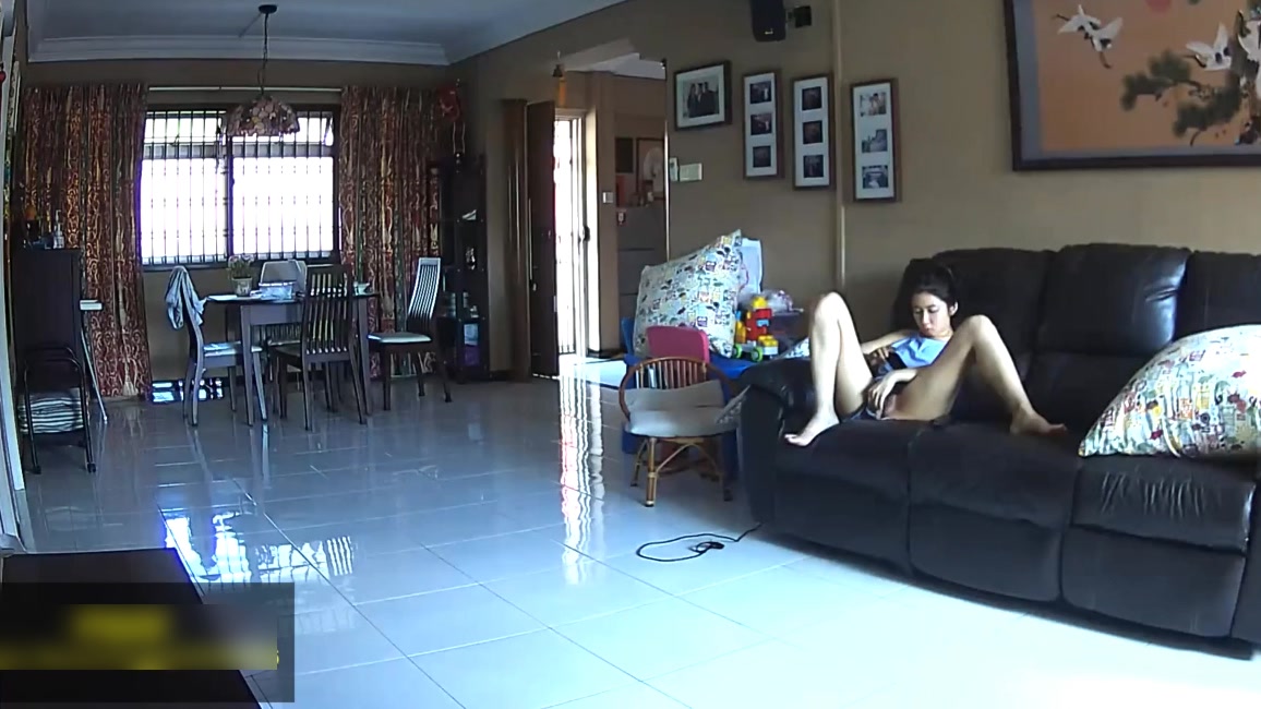 家庭网络摄像头被黑偸拍身材苗条大长腿无毛逼漂亮骚妹子脱光在客厅沙发上自慰