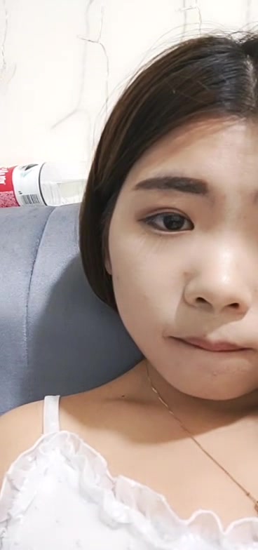 年轻的骚妹子约炮纹身大哥，全程露脸很会享受让大哥给舔逼，呻吟浪叫吃鸡把舔蛋，撅着屁股让大哥深插宫底