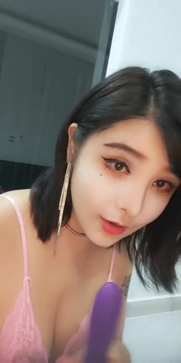 网红女神小范冰冰全程露脸大秀互动，逼逼很干净粉嫩奶子又大又圆还很挺，道具包菊花撅着屁股给你看，呻吟可射