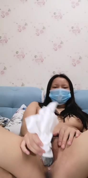 小姐姐总玩刺激的，昂刺鱼大战骚逼，电钻道具把逼捅开，给昂刺鱼带个套来抽插，小姐姐浪叫说被鱼刺扎到了