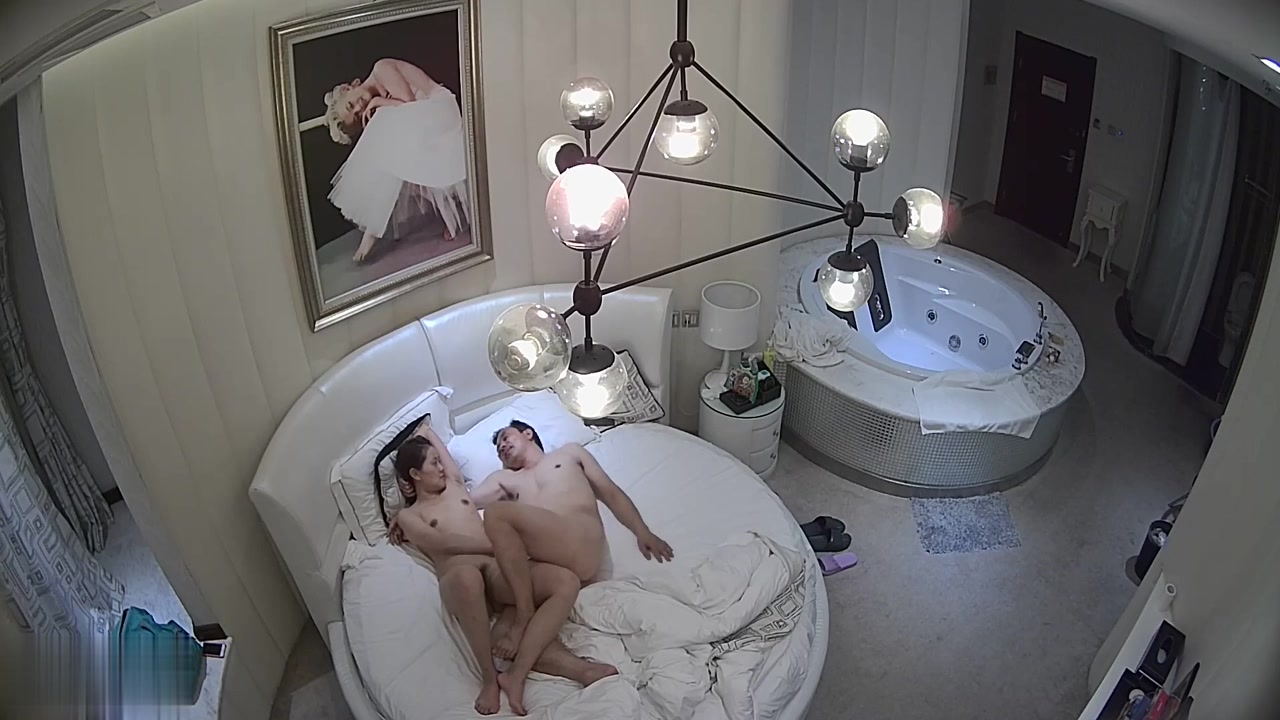 包养身材苗条年轻漂亮小三开房约啪貌似干了5次