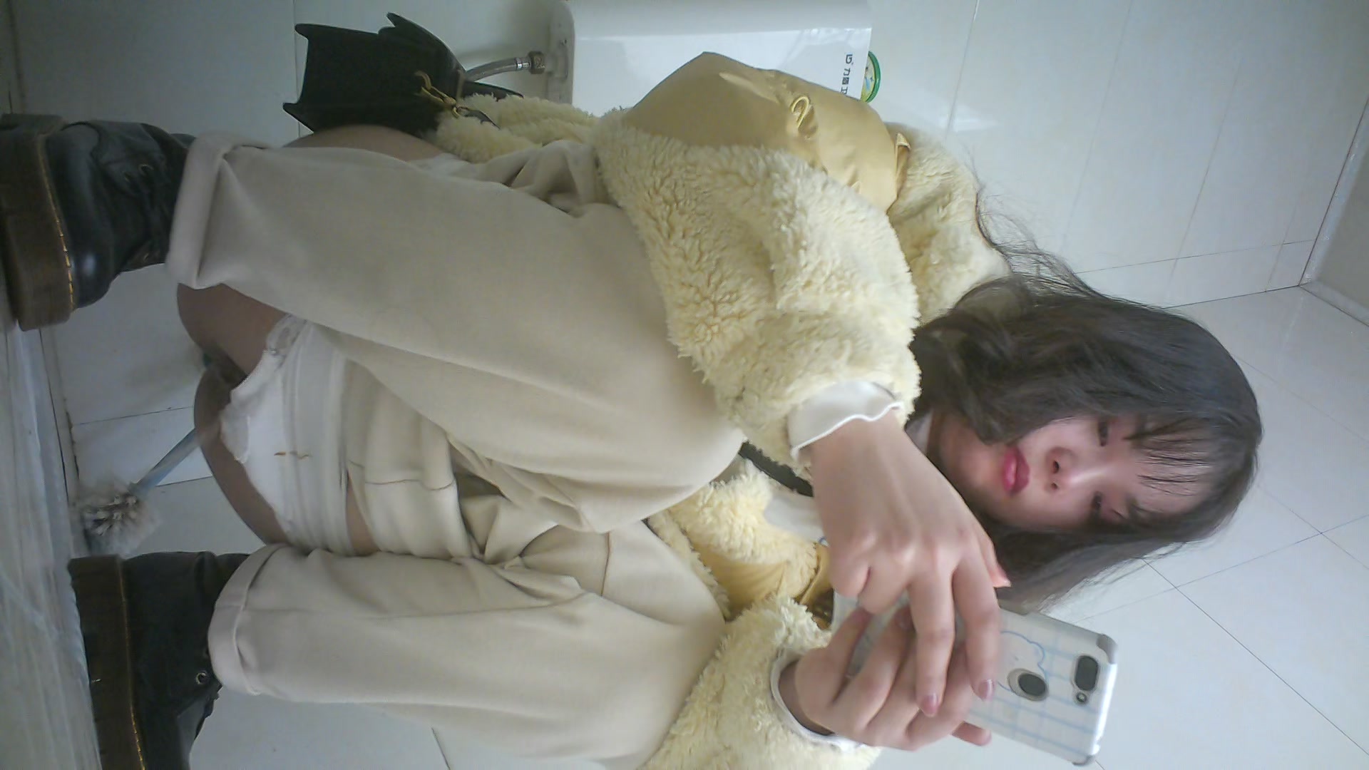 漂亮的妹子 白色内裤上有黄色分泌物