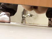 厕所偷拍漂亮女生