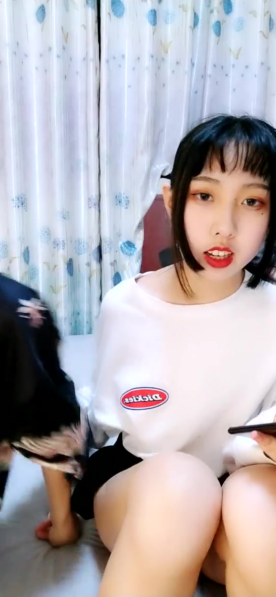 年轻漂亮小嫩妹和炮友在洗手间啪啪站着被后入