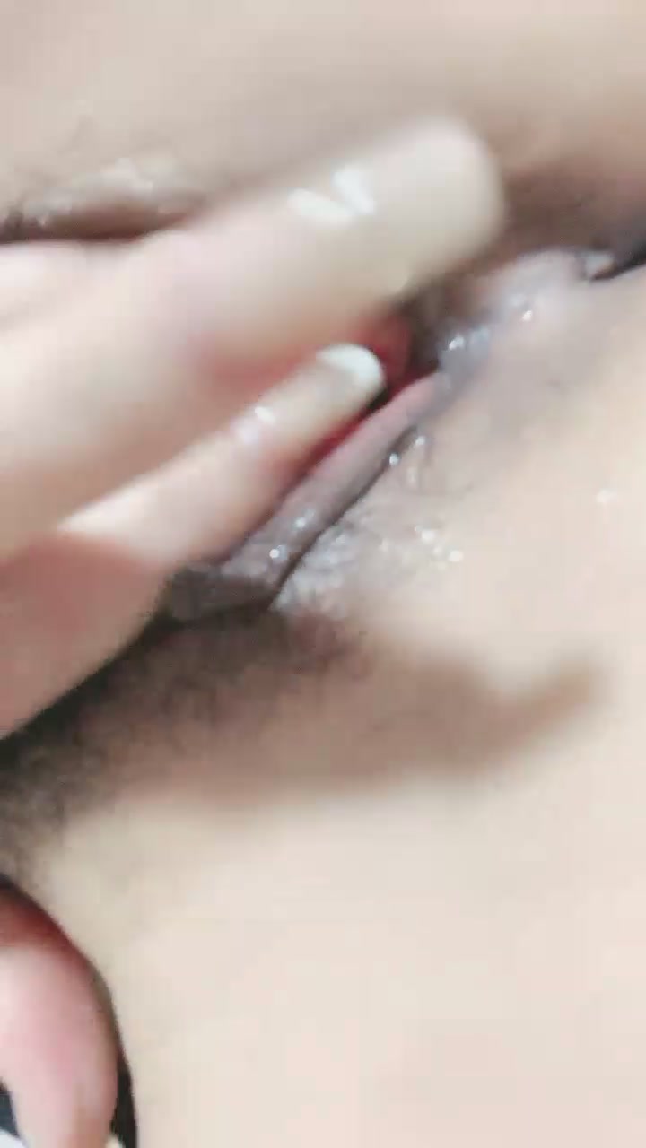 白嫩少女摸弄美乳小骚穴自慰抽插流水呻吟