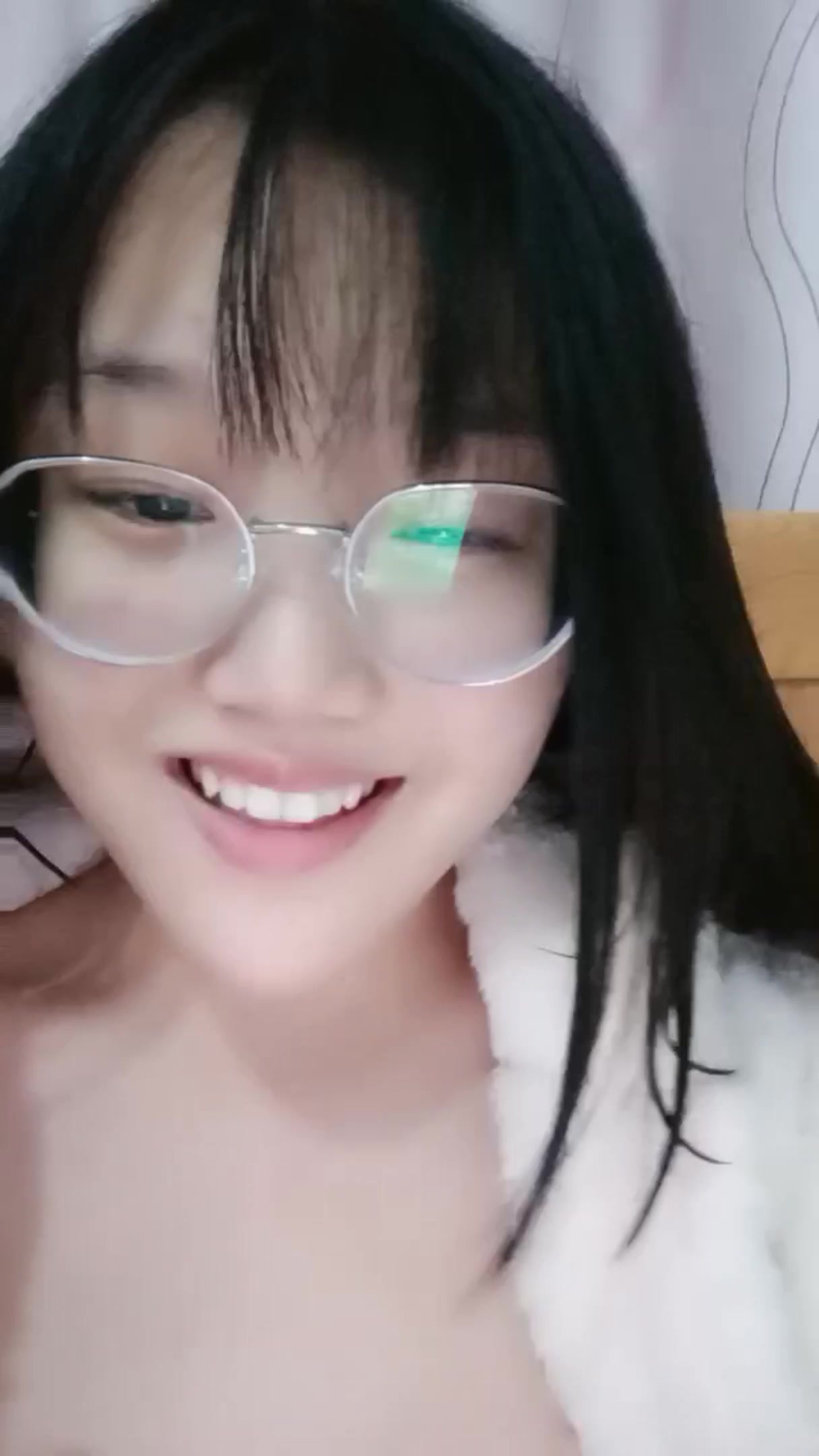 可爱眼镜学妹酱酱仔全程露脸洗澡诱惑，尿尿给狼友看好骚，揉骚奶子自慰逼逼，奶子比心好有爱，精彩不要错过