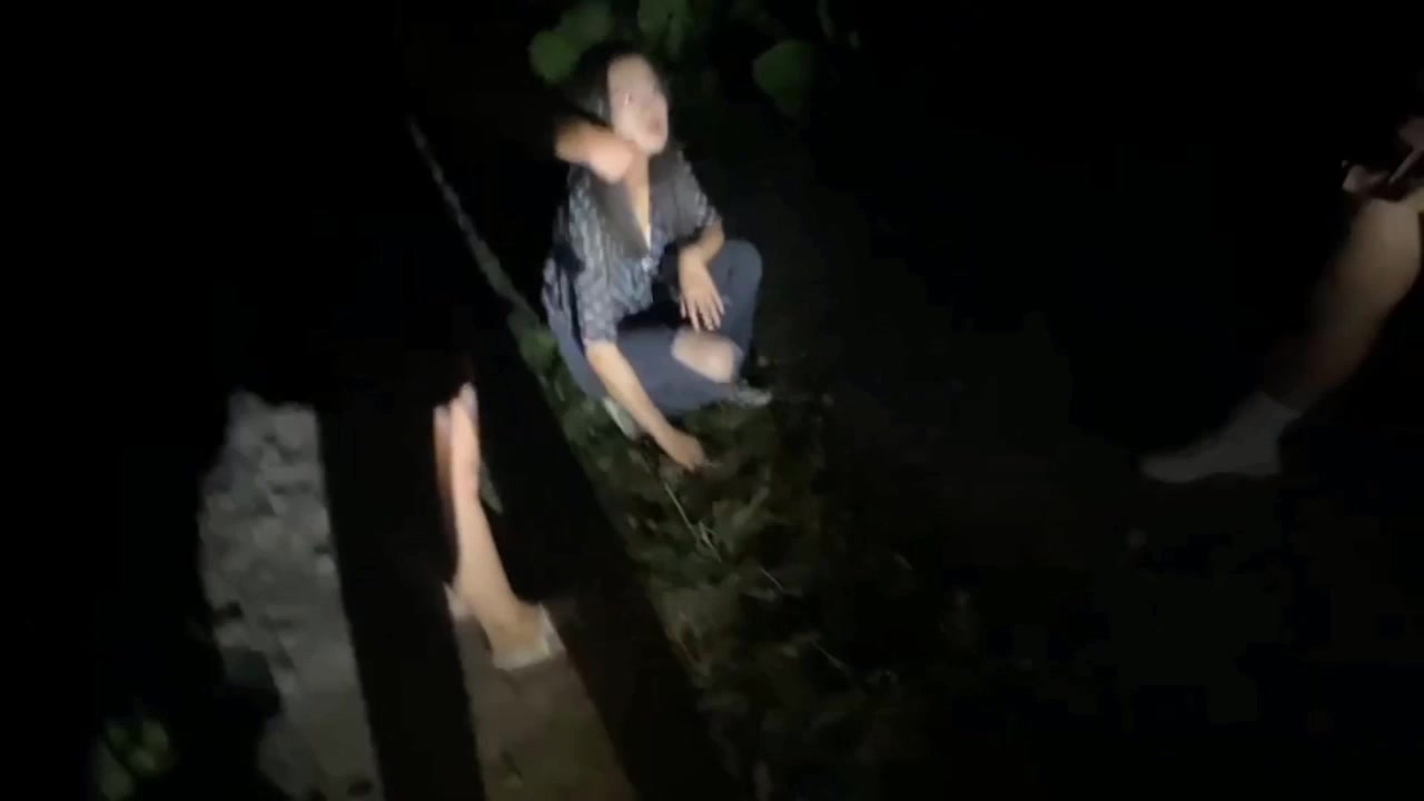 《网爆校园霸凌门事件》学妹放学被混混拦住,扒光她衣服拳打脚踢用甩棍插逼