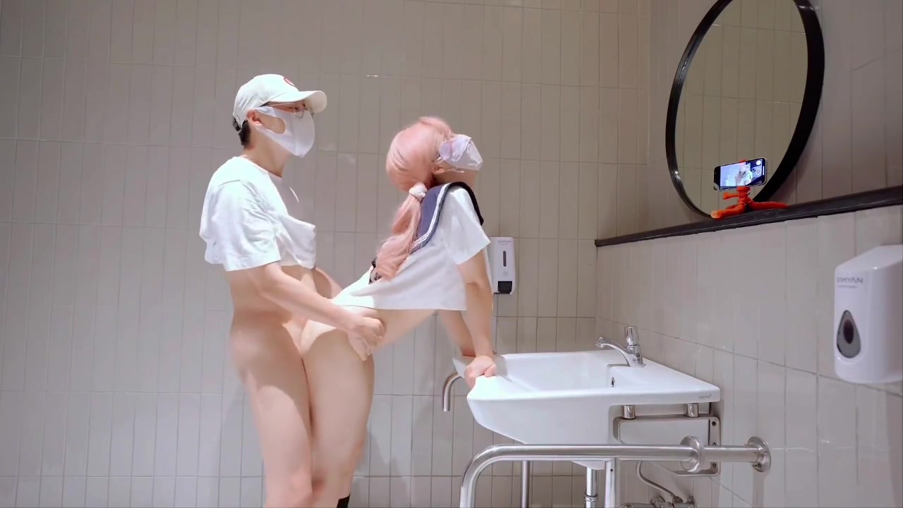 双马尾女孩，在厕所被猛烈中出