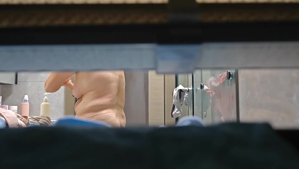 大奶丈母娘洗完澡1