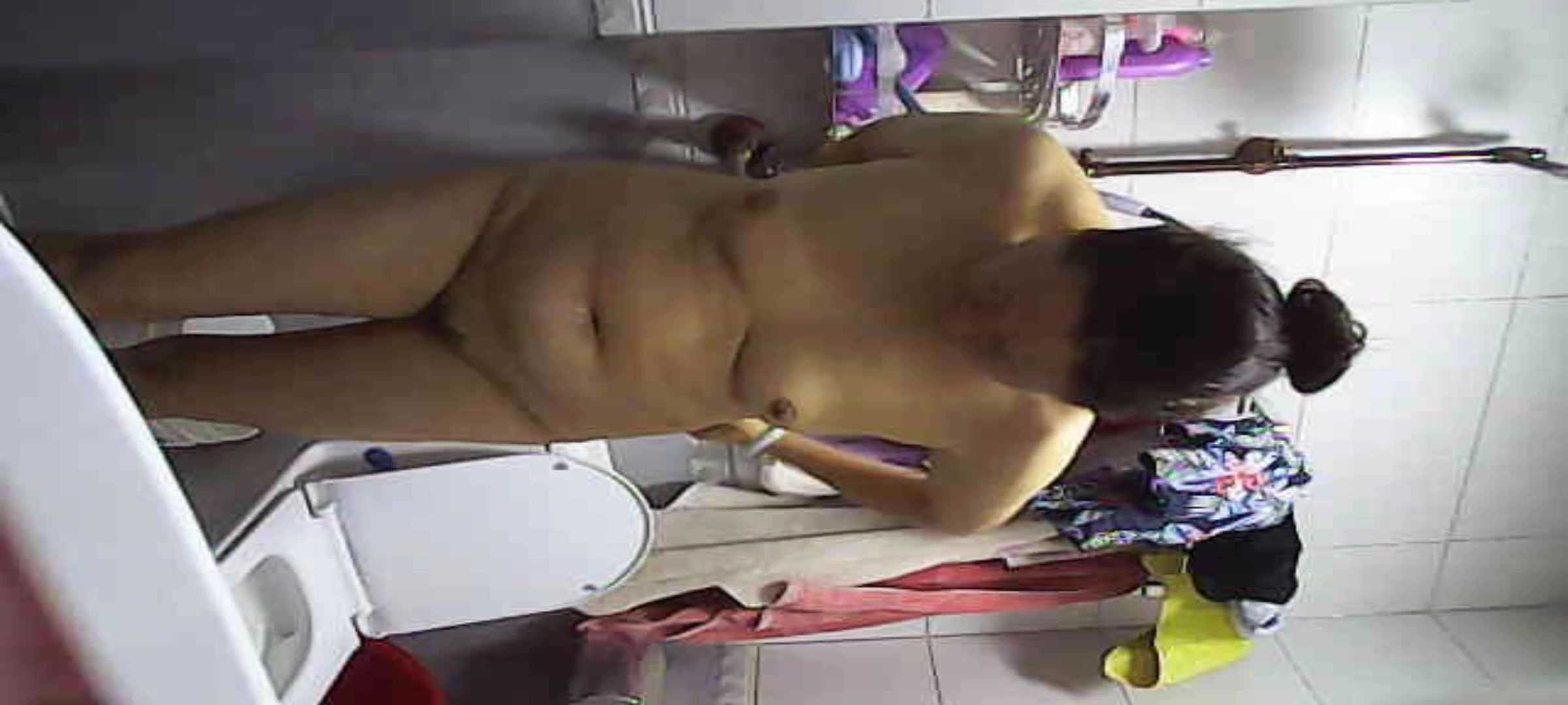 岳母被草后自拍洗澡