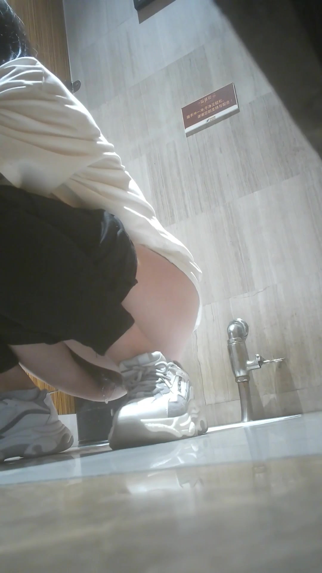 廁拍大神潛入國內某比薩店公共女廁連續偷拍店員和女顧客如廁噓噓 雪白大屁股看得讓人欲火焚身 1080P高清原版