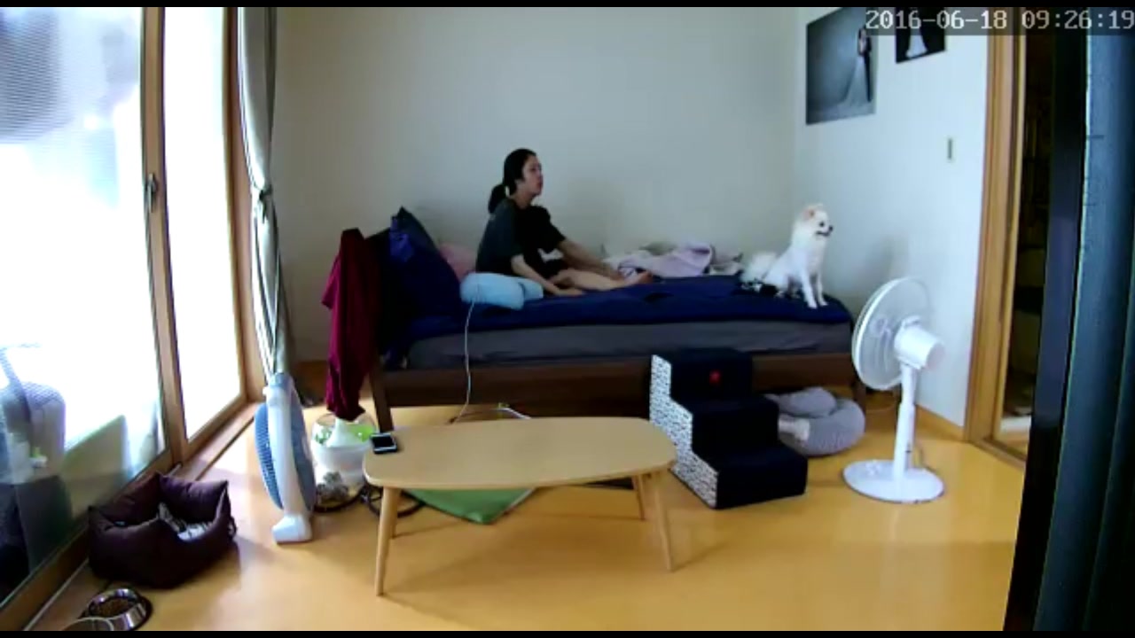 家庭攝像頭破解拍攝到的居家年輕小夫妻床上變換各種體位啪啪打炮 騎乘後入猛烈抽插爽得嗷嗷直叫 露臉高清