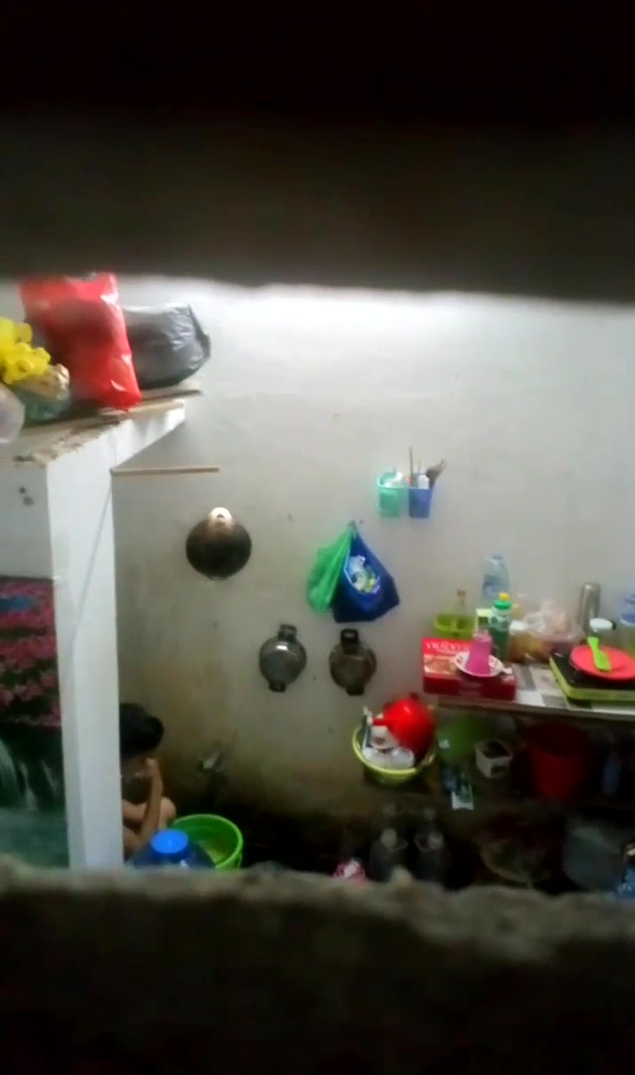 精品推薦 出租屋窗外拍攝到的隔壁長發打工妹沐浴更衣 苗條身材堅挺美乳看得讓人欲火焚身 露臉高清