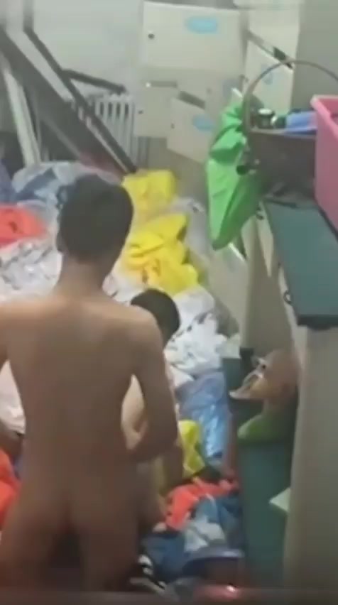 两学生在学校仓库开战给偷拍