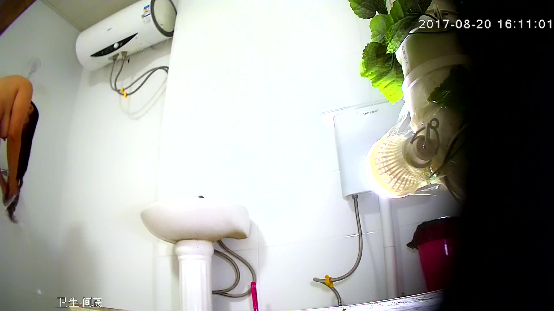 出租屋衛生間拍攝到的E罩杯大奶小少婦尿尿洗白白 貌似逼逼被操多得黑了 1080P高清