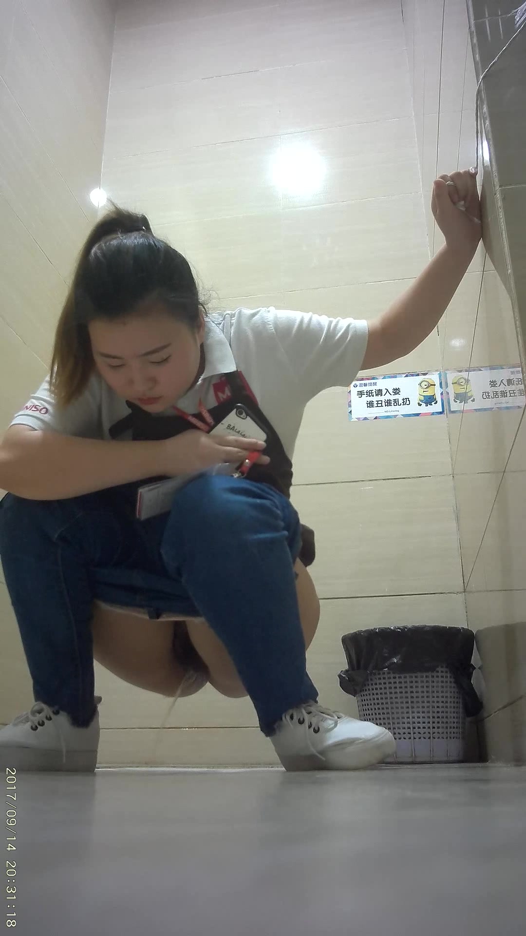 國內某大型商場公共女廁拍攝到的各式美女少婦如廁 有個身材苗條皮膚白皙妹子衛生巾超大 1080原版高清