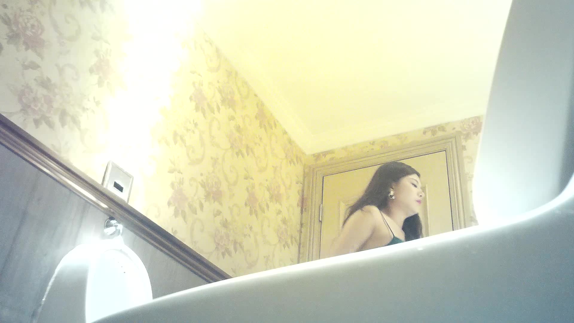 某夜總會公共衛生間拍攝到的各式美女少婦如廁 貌似有個洋妞很是可愛誘人 1080P原版高清