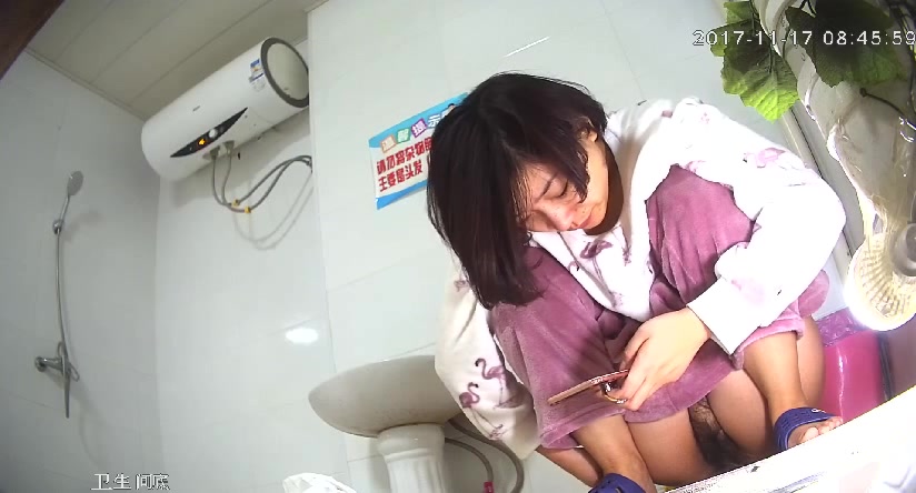 精品推薦 出租屋手機拍攝到的身材不錯的妹子如廁 完事後沐浴更衣可惜胸有點小 露臉高清