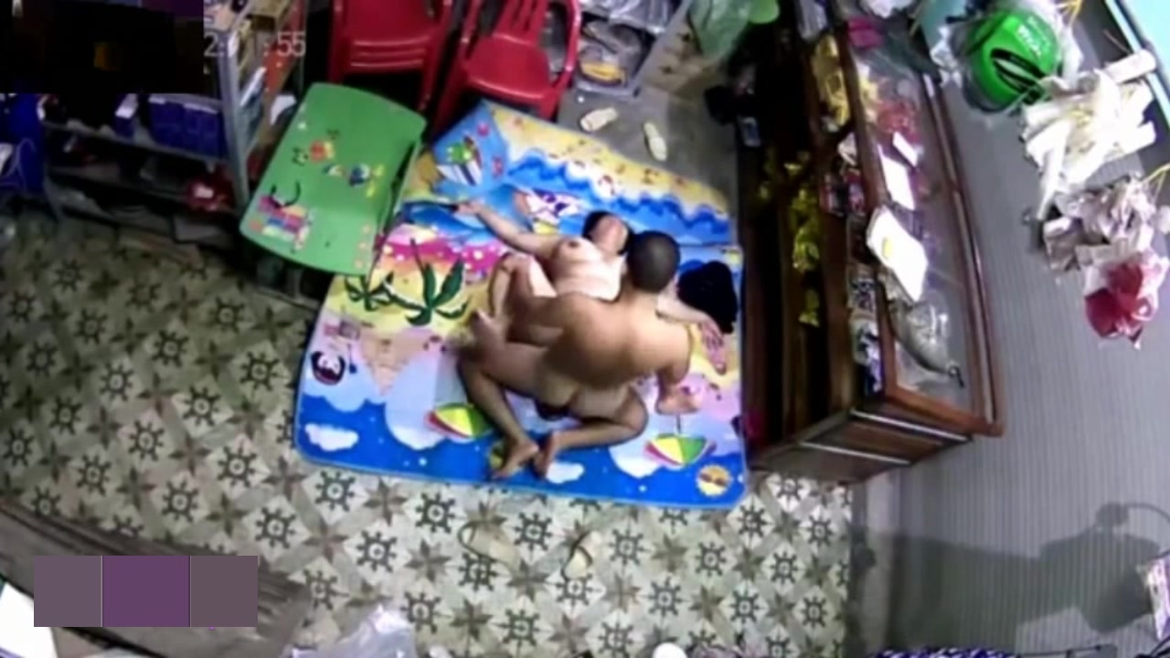 精品推薦 雜貨舖寂寞小夫妻打烊後店裡打地舖口交啪啪打炮 貌似好久沒操了有點猛啊～720P高清