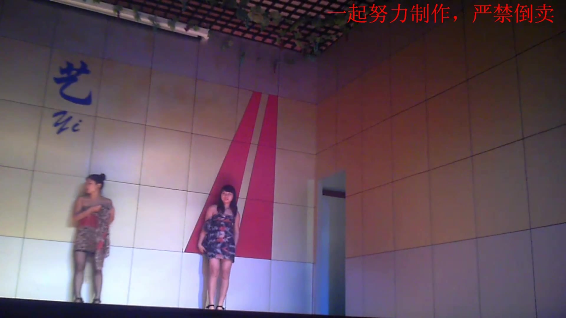 鄉村劇場現場拍攝裸體艷舞表演 各式美女千姿百態露奶露逼挑逗 場面淫蕩刺激～1080P高清