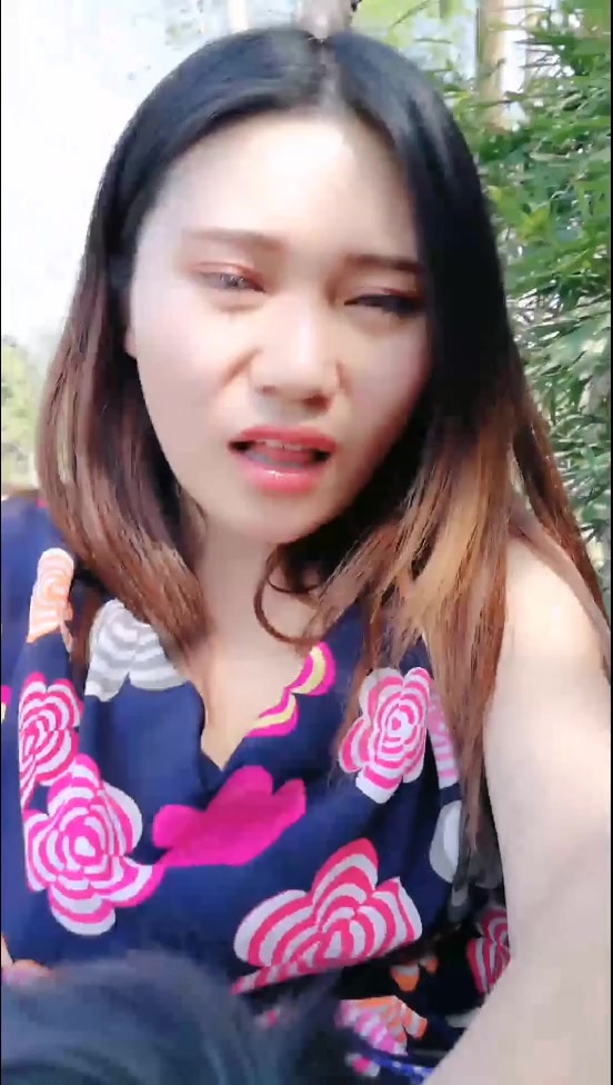 性感網紅美女鏡頭前演繹不穿內褲公園勾引色狼調戲出水啪啪野戰 貌似還有路人經過 太刺激了 對白淫蕩