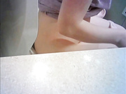 双镜头下的丰满熟女在尿尿