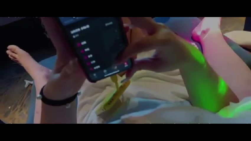 女店长的KTV当着她闺蜜的面狠狠干她