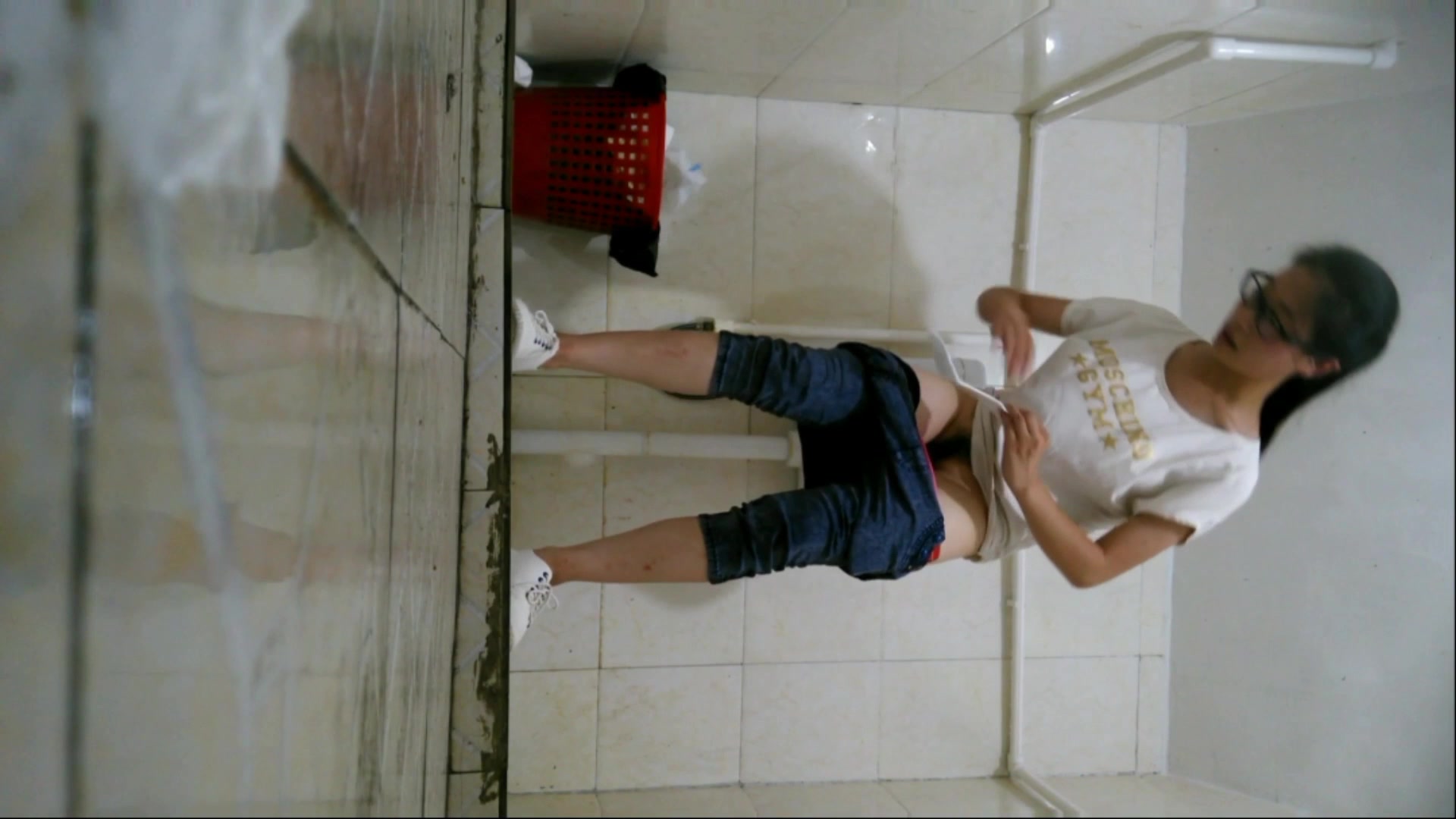 新全景高校女廁正面拍攝3個很有知識範黑框眼鏡美眉如廁噓噓 肥嫩逼逼看得誘惑十足 1080P高清