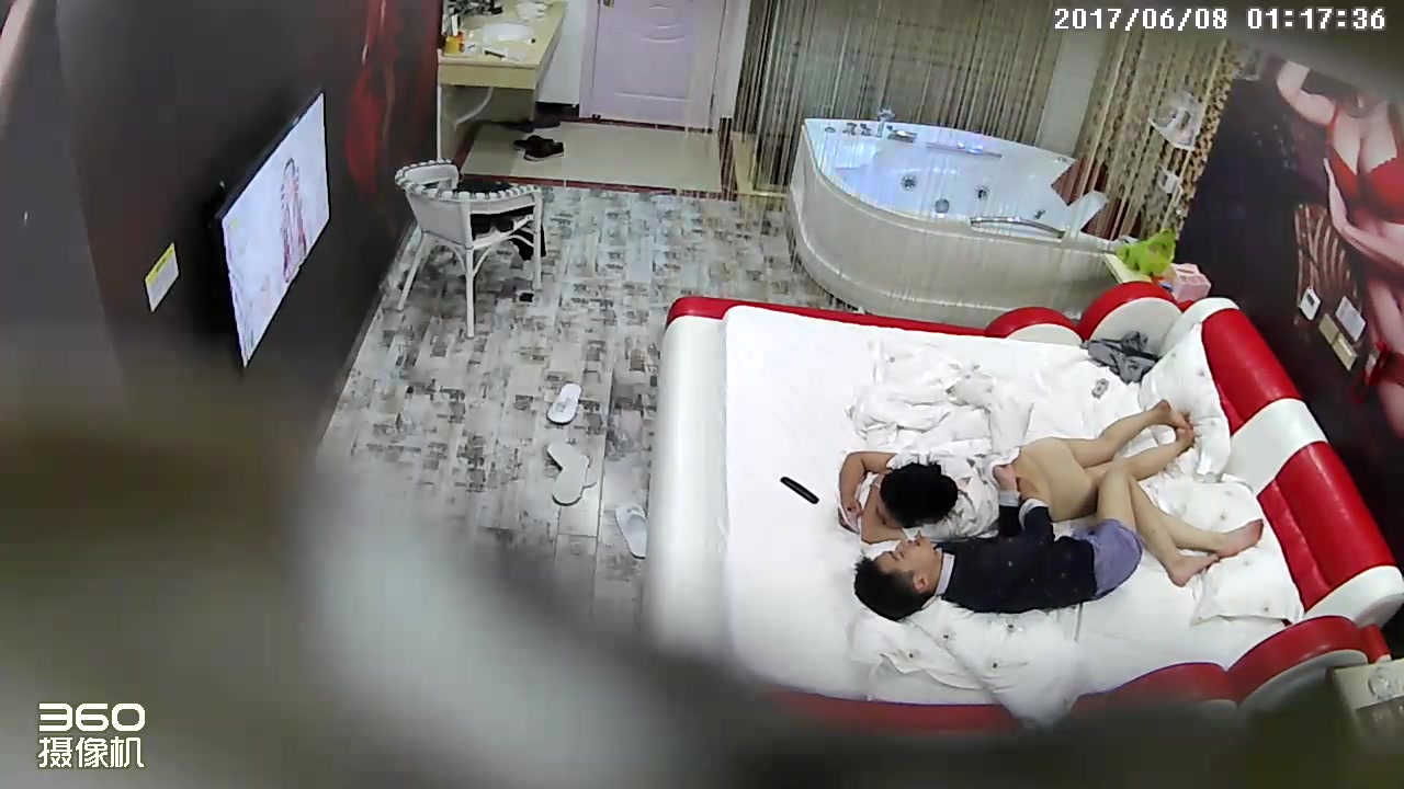 情趣酒店拍攝到的年輕情侶開房啪啪打炮 貌似妹子第一次處女膜居然破裂出血了 精彩對白～720P高清