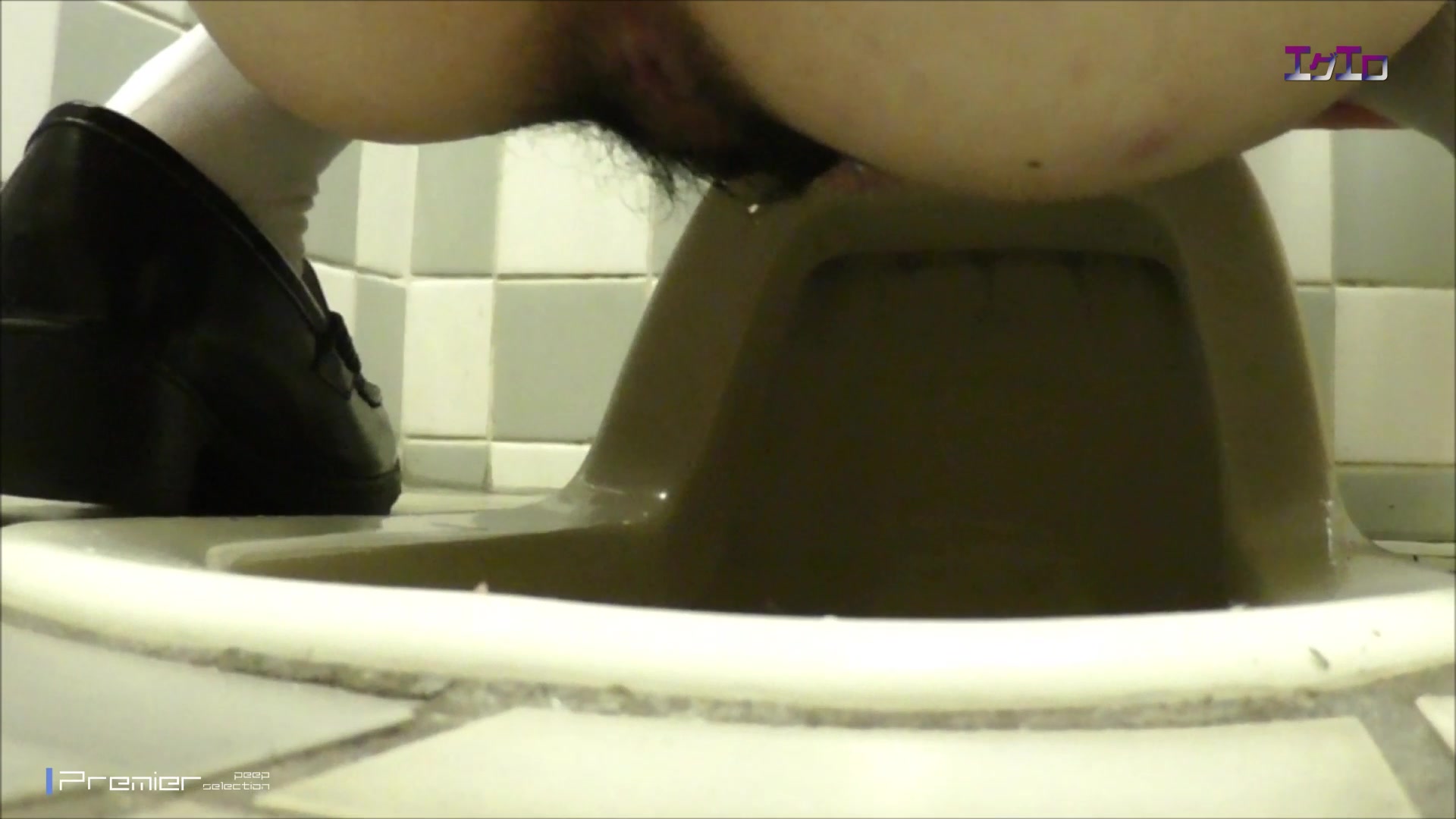 私人會所公共女廁近距離拍攝美女如廁噓噓 肥嫩逼逼一覽無余看得讓人欲火焚身 1080P原版高清