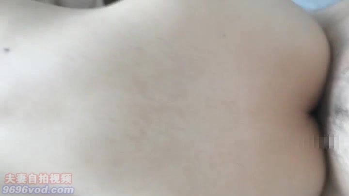 小女友对着镜子拍