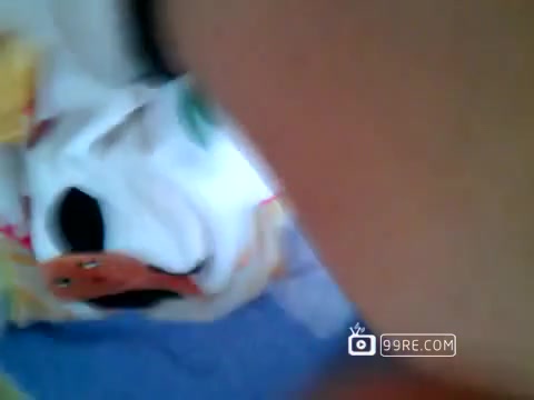 在给孩子穿衣服时