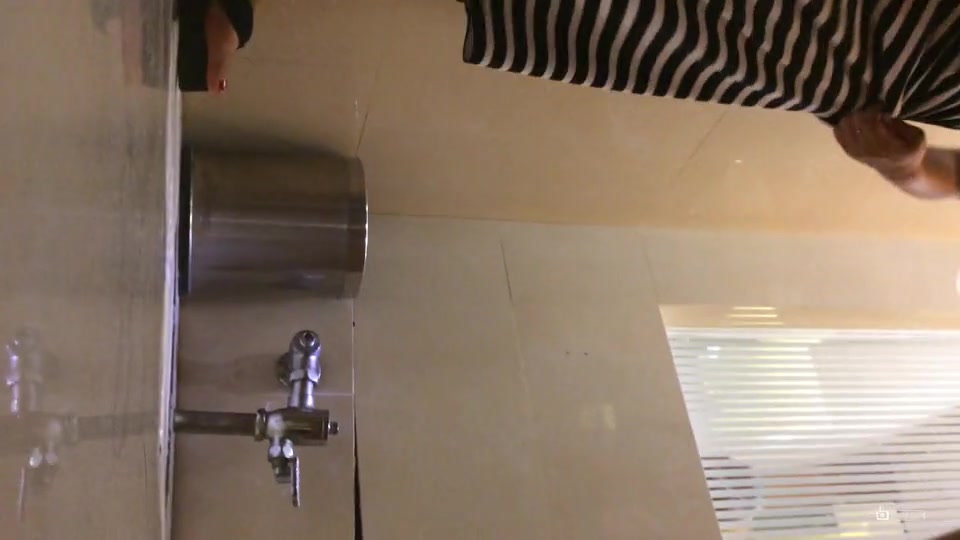 厕所露脸偷拍系列