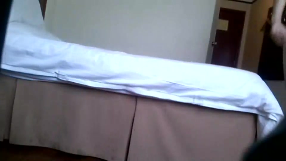 哥们媳妇下班后在酒店里偷情太刺激骚水又多跟她做控制不住想射对白超多有趣