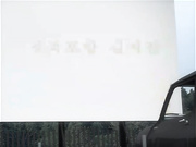 女孩不听话被男友用勺子打BB痛的哭了