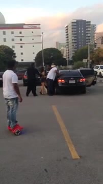 货真价实的撕逼大战 两骚货大街上打架打的连内裤都撕没了 原版高清4分钟完整版