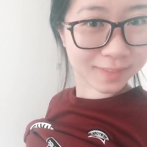 大学刚毕业的丰满眼镜骚货自摸D罩大奶自慰