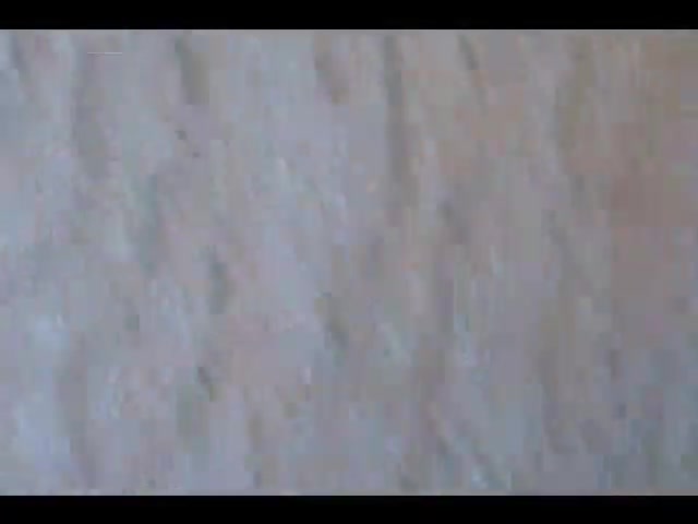 女孩被騙帶上眼罩 男友叫好友一起來弄她