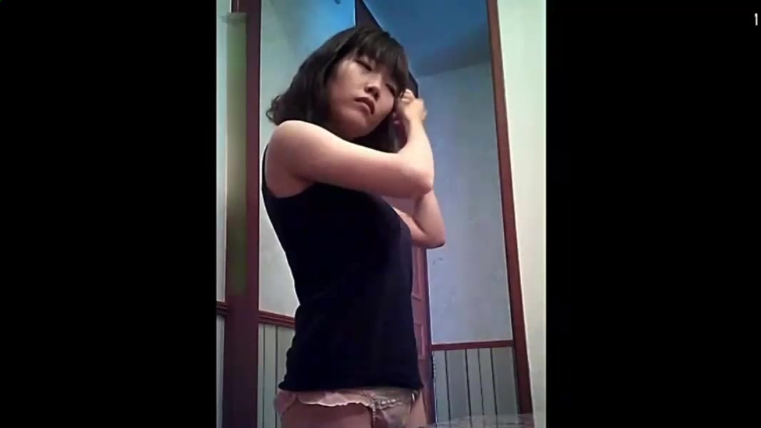 偷拍少妇换衣服