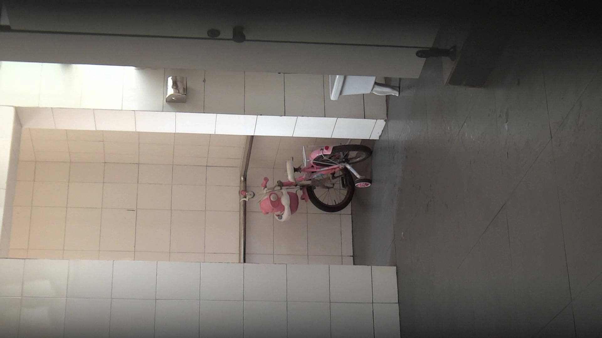 偷拍两个极漂亮的时尚美女