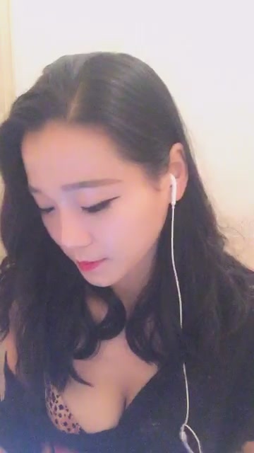 微拍福利国民女神展示性感豹纹内裤闪现大奶子