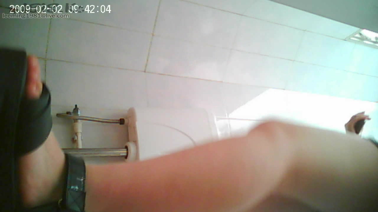 高清偷拍高中生美女嘘嘘还玩手机被偷拍了也不知道