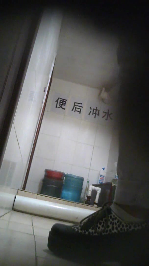 国内某高校女厕偷拍2目测这学校的美女特别喜欢穿牛仔裤