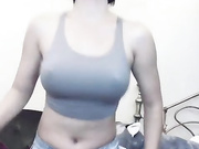 哇，这美女居然真空！ 她的臀部超性感！