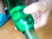美女用瓶子自慰，叫声很好听