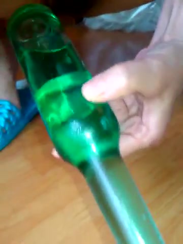 美女用瓶子自慰，叫声很好听