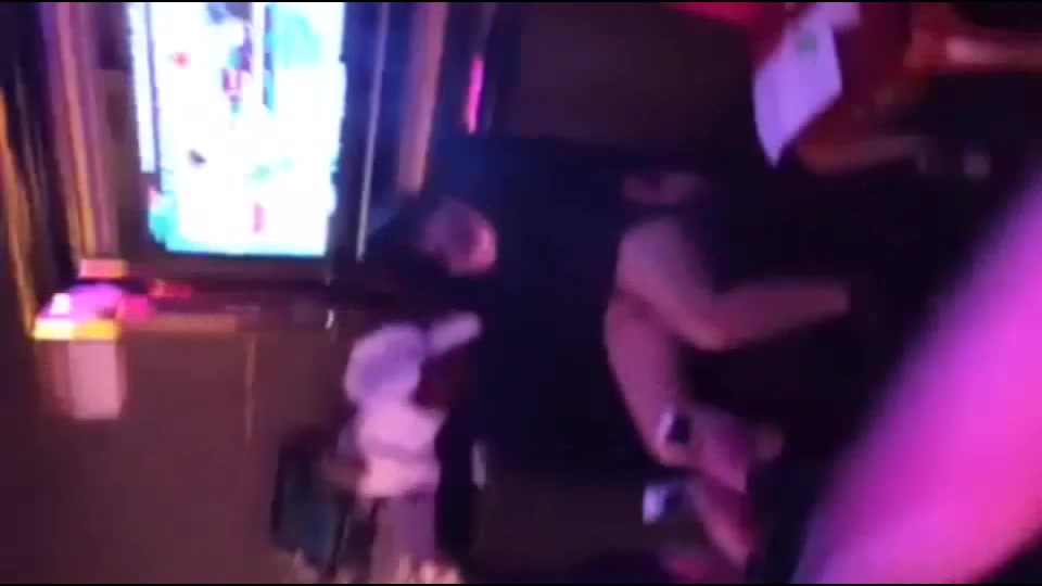 国内KTV里妹子表演神技用小穴抽烟吹气球还可以写毛笔字祝大家快乐搞笑对话